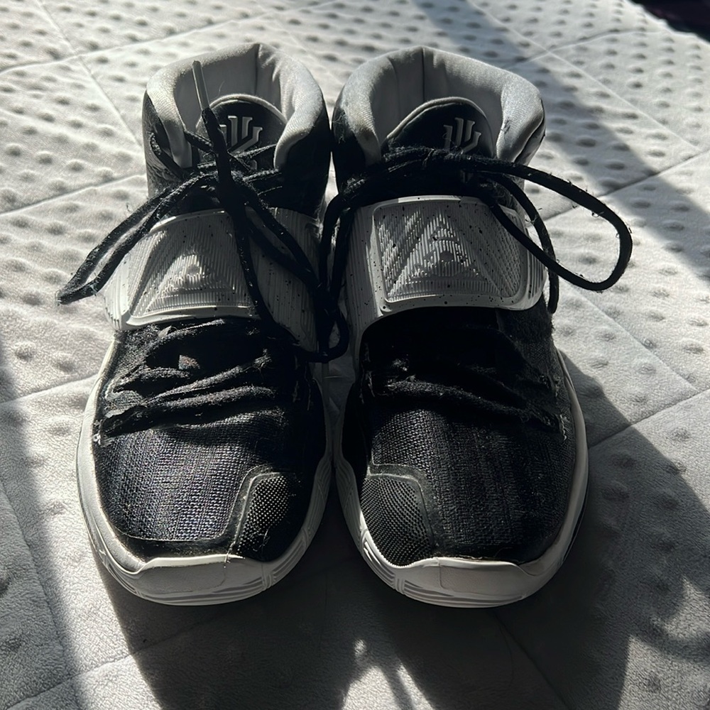 Nike black and white basketball shoe